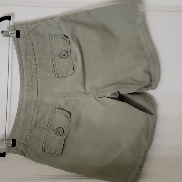 Old Navy Size 6 Khaki Green Just Below Waist Chino Shorts, Gently Used Condition - Picture 3 of 11